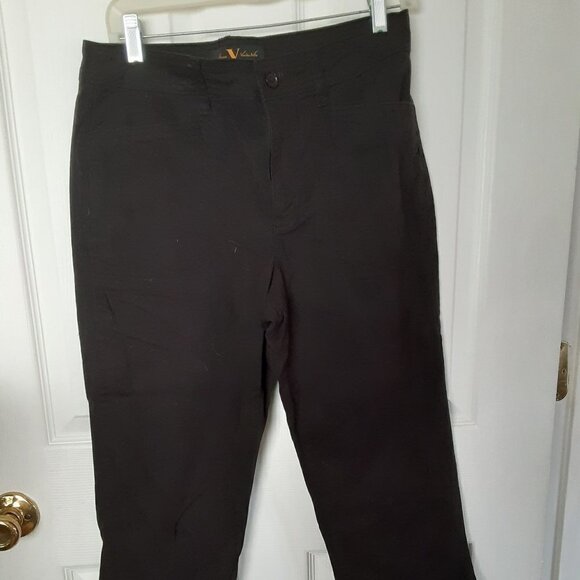 Gloria Vanderbilt Pants - Gloria Vanderbilt Size 10 Black Pants w/Zippered Front & Straight Legs.